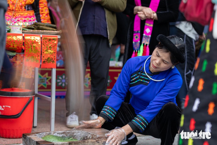 Thưởng thức tôm cạn sống trong hốc cây, rêu đá mùa đông, lá mì xào cá của các dân tộc vùng cao - Ảnh 3.