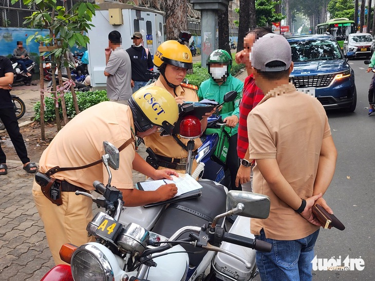 Cảnh sát giao thông xử lý nhiều ô tô dừng sai quy định trước Bệnh viện Từ Dũ - Ảnh 1.