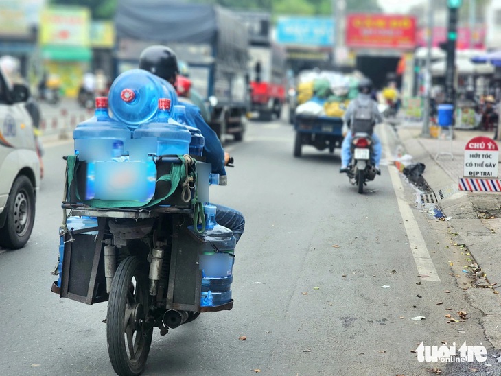 'Xe mù' tung hoành trên đường phố TP.HCM - Ảnh 2.