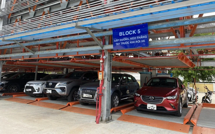 Đậu xe trên đường nhà nước nhưng chắn cửa hàng xóm: Cần ý thức, sự tôn trọng hay cần luật rõ ràng?  - Ảnh 2.