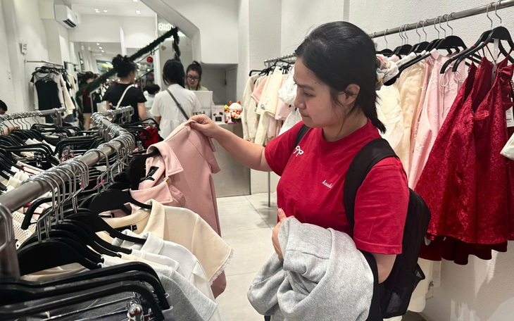 Mua hàng hiệu giảm giá tại khách sạn 5 sao ở Cần Thơ - Ảnh 2.