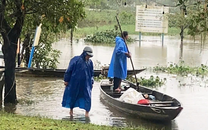 Lật ghe đua trên sông ở Quảng Nam, 3 người bị đuối nước - Ảnh 2.