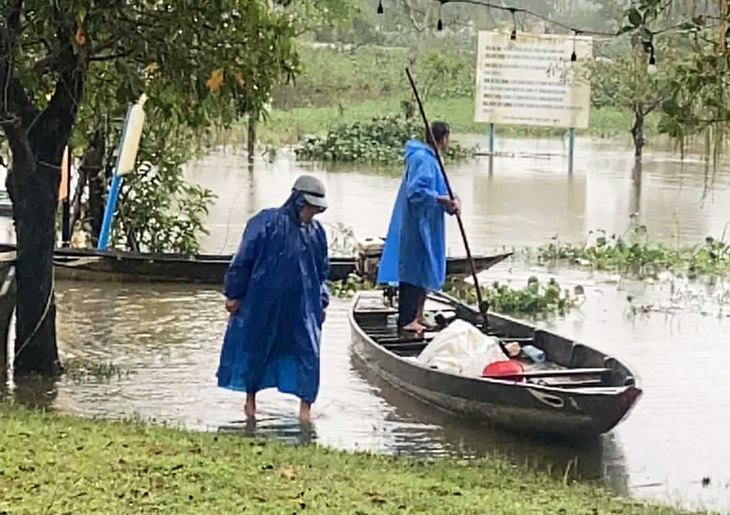 Lật ghe khi đang bắt cá trên sông, hai mẹ con bị chết đuối - Ảnh 1.