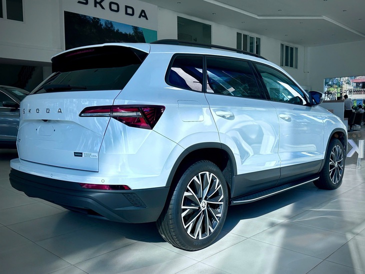 Skoda Karoq, Kodiaq giảm giá tới 166 triệu: Karoq ngang HR-V phân khúc dưới, Kodiaq tăng sức ép Pajero Sport- Ảnh 4.