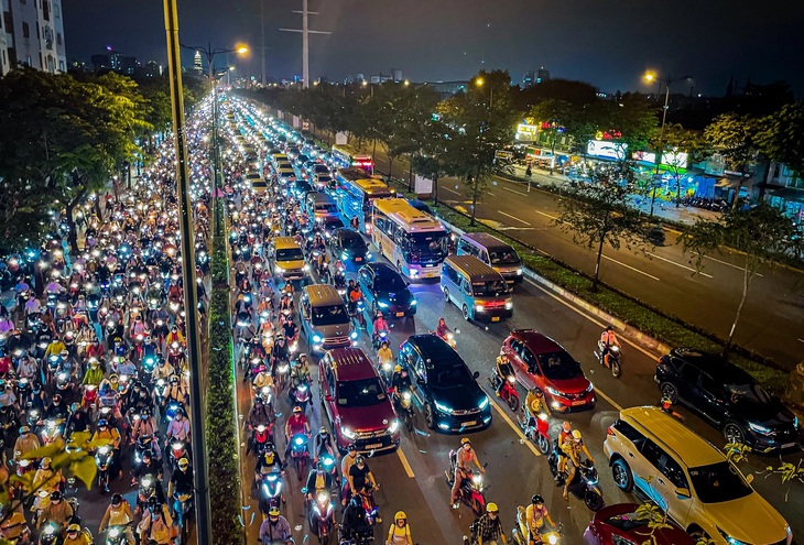 Chuyên gia: Đường quá chật tạo nên những tài xế côn đồ, nhìn người như 'cái xe vô tri vô giác' - Ảnh 1.