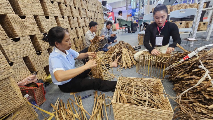 Sản xuất sản phẩm OCOP gặp khó vì đụng hàng nhái, giả tràn lan - Ảnh 1.