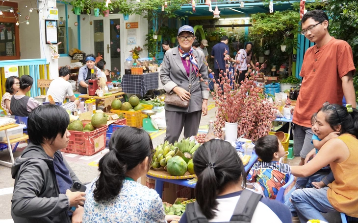 Độc lạ khu chợ không cân ký, chỉ bán đong theo dĩa - Ảnh 2.