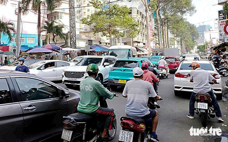 'Đỏ mắt' tìm nơi dừng xe ở bệnh viện - Ảnh 1.