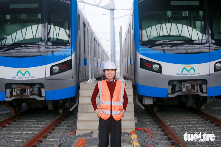 Nhìn thành phố từ buồng lái: Cảm nhận đặc biệt của nữ lái tàu metro  - Ảnh 1.