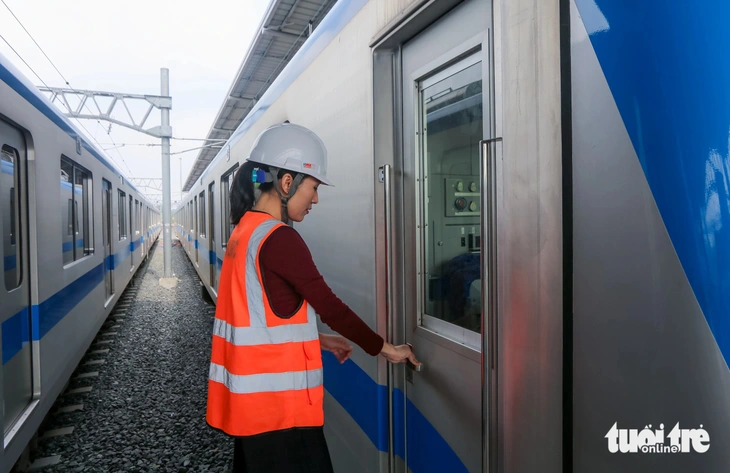 Nhìn thành phố từ buồng lái: Cảm nhận đặc biệt của nữ lái tàu metro  - Ảnh 3.