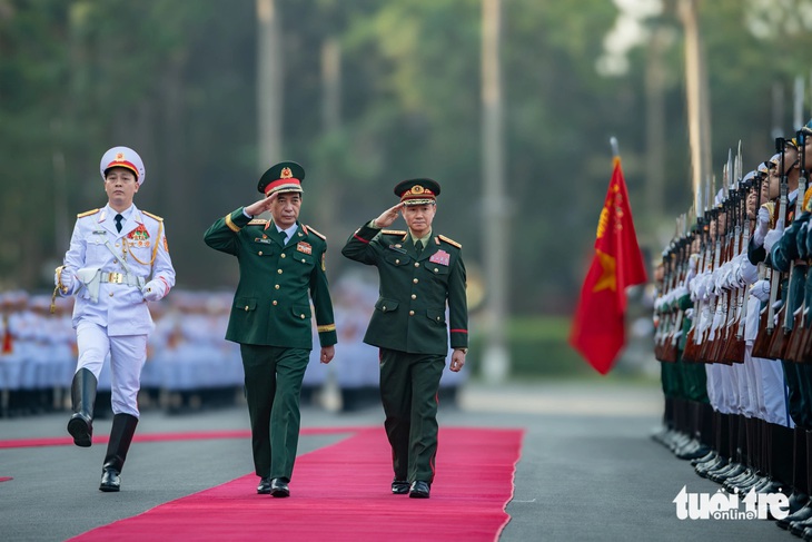 Đại tướng Phan Văn Giang hội đàm với tân bộ trưởng Bộ Quốc phòng Lào - Ảnh 2.