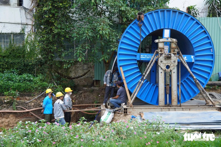 Di dời, đấu nối đường điện làm nhà ga đầu tiên của tuyến metro số 2 - Ảnh 1.