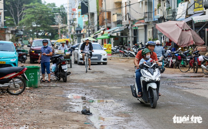 Bốn đơn vị đang làm đường Hoàng Hoa Thám, bây hầy và hư hỏng lỗi tại ai? - Ảnh 1.