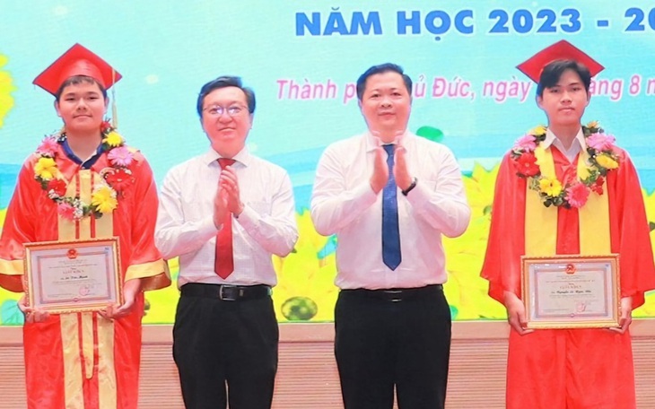 Tặng vali hay tour du lịch: khen thưởng theo xu hướng mới trong giáo dục? - Ảnh 3.