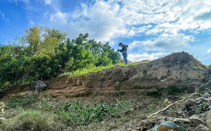 Sạt lở nghiêm trọng tại sông Rào Cùng ở Huế, người dân lo sợ bị ‘sông nuốt nhà’ - Ảnh 4.