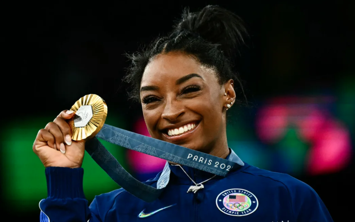 Fan muốn ‘té ngửa’ khi Simone Biles làm cố vấn ở The Voice - Ảnh 1.