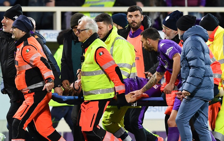 Cầu thủ đổ gục nghi do đột quỵ, trận Fiorentina gặp Inter Milan phải hoãn - Ảnh 1.