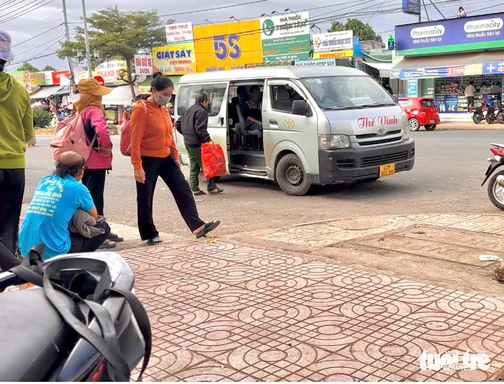 'Xe dù, bến cóc': Vừa bị phạt vẫn chạy đón khách 'tán loạn' giữa phố - Ảnh 1.