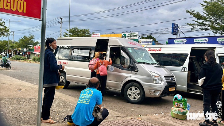 'Xe dù, bến cóc': Vừa bị phạt vẫn chạy đón khách 'tán loạn' giữa phố - Ảnh 3.