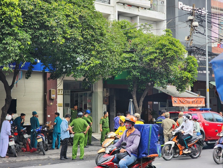 Nhân chứng vụ cháy nhà 2 người chết ở Tân Bình: Nhiều người đu ban công, leo qua nhà bên cạnh - Ảnh 3.