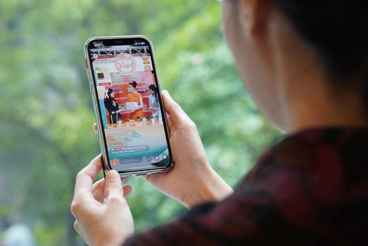 Sàn thương mại điện tử sẽ khấu trừ, nộp thuế thay người bán hàng online từ 1-7 - Ảnh 1.