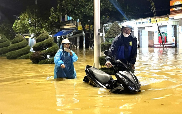 Mưa lớn suốt đêm, nhiều khu vực ở Đồng Nai ngập nặng - Ảnh 4.