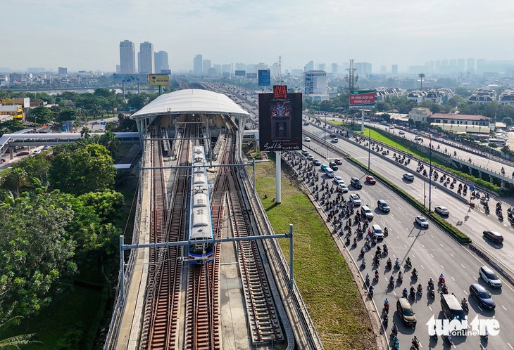 Ga Bến Thành chật cứng người dân muốn lên tàu metro số 1 - Ảnh 29.