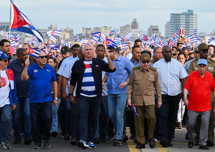 Hàng trăm nghìn người Cuba biểu tình phản đối lệnh cấm vận của Mỹ - Ảnh 1.