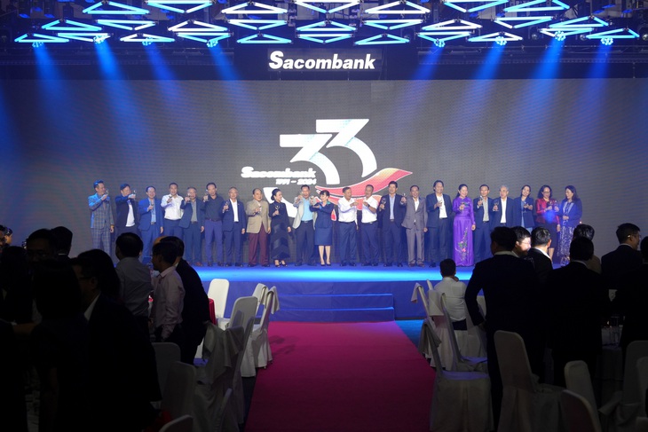 Sacombank 33 năm vững bước đồng hành cùng người dân và doanh nghiệp - Ảnh 2.