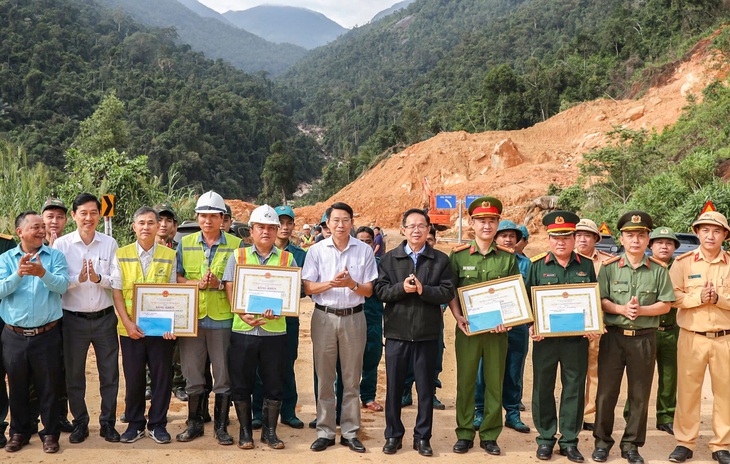 Phát hiện thêm các vị trí nguy cơ sạt lở, cấm xe lưu thông đèo Khánh Lê - Ảnh 2.