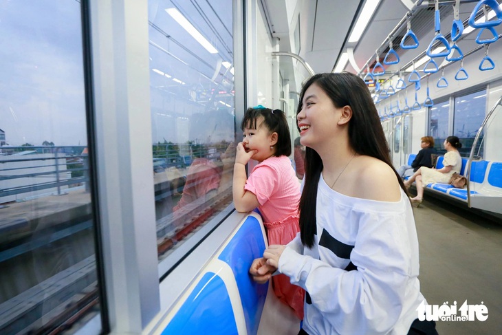 Ga Bến Thành chật cứng người dân muốn lên tàu metro số 1 - Ảnh 30.