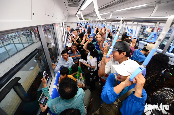 Ga Bến Thành chật cứng người dân muốn lên tàu metro số 1 - Ảnh 2.