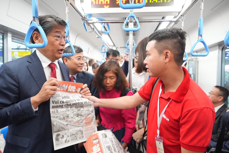 Sáng khai trương, ga Bến Thành chật cứng người dân muốn lên tàu metro số 1 - Ảnh 13.