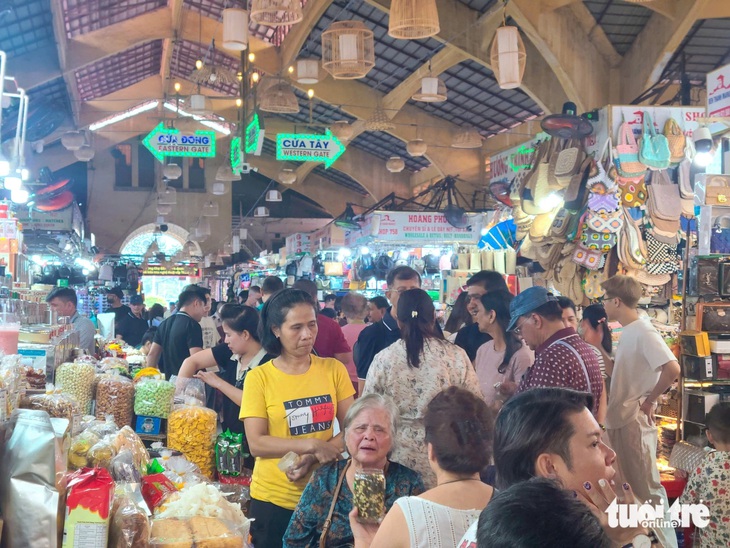 Chợ Bến Thành chộn rộn vào Tết, giới trẻ hóa 'nàng thơ' chụp ảnh từ sáng đến chiều - Ảnh 1.