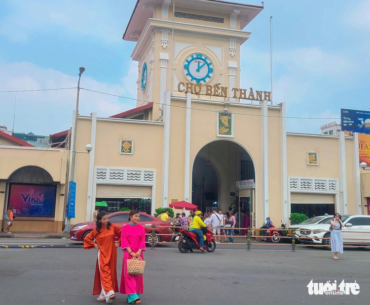 Chợ Bến Thành chộn rộn vào Tết, giới trẻ hóa 'nàng thơ' chụp ảnh từ sáng đến chiều - Ảnh 4.