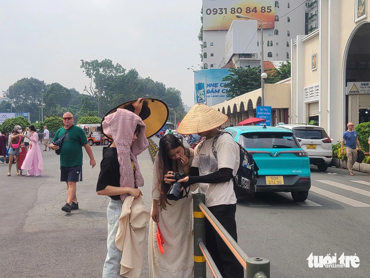 Chợ Bến Thành chộn rộn vào Tết, giới trẻ hóa 'nàng thơ' chụp ảnh từ sáng đến chiều - Ảnh 5.