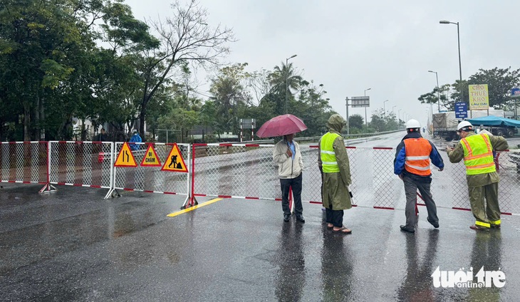 Ngày đầu cấm ô tô để sửa cầu Câu Lâu mới, xe ùn ùn quay đầu - Ảnh 1.