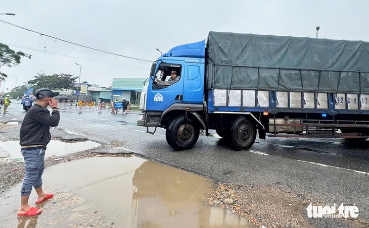 Ngày đầu cấm ô tô sửa cầu Câu Lâu mới, rất nhiều xe quay đầu - Ảnh 2.