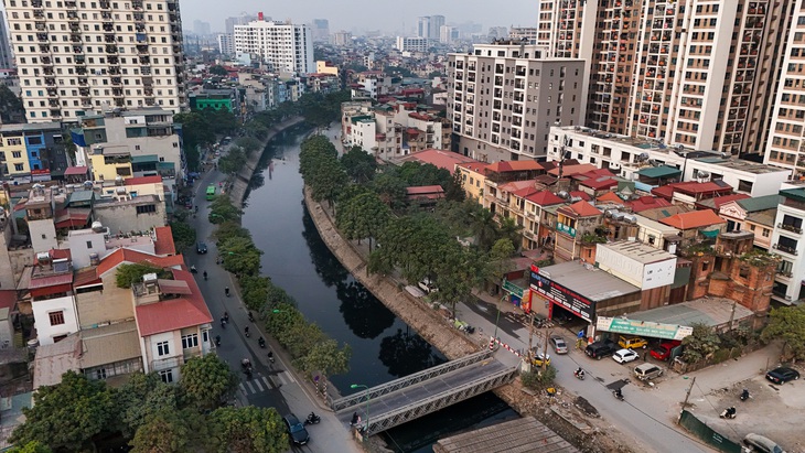 Sông Tô Lịch cùng nhiều dòng sông nội đô Hà Nội 'nín thở chờ cứu' - Ảnh 11.