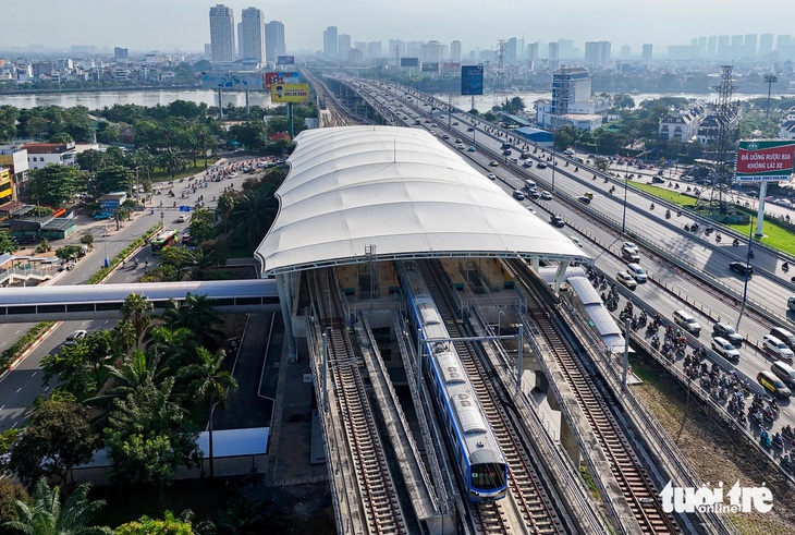 Ngày thứ hai metro số 1 chạy: Việc vận hành ổn định với gần 40.000 người đi - Ảnh 2.