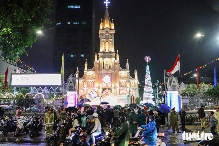 Nhà thờ Đà Nẵng lung linh đêm Noel, người dân đội mưa vui lễ - Ảnh 1.