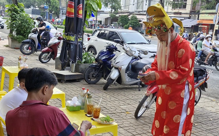 Đâu chỉ người bán vé số 'nài nỉ' người mua, có khi cũng gặp phải những 'va quẹt cố ý' của khách - Ảnh 2.