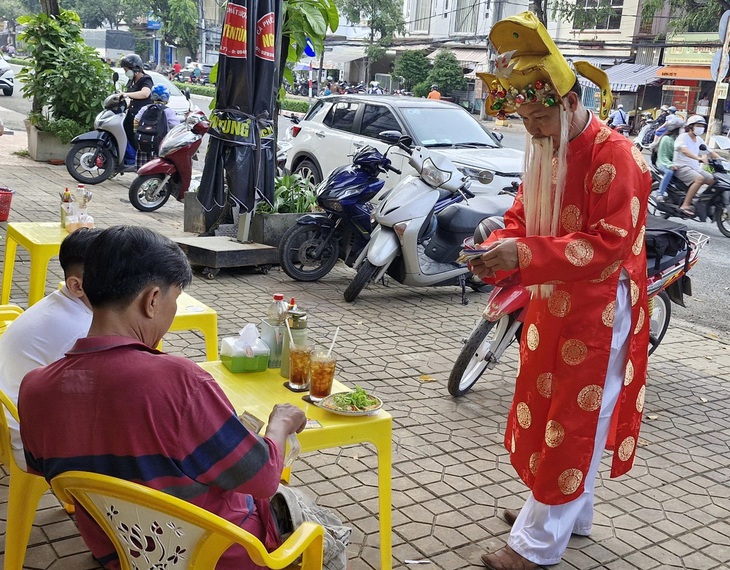 Bán vé số không nài nỉ được không? - Ảnh 1.