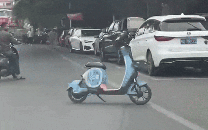 Xe tải không người lái lùi vòng quanh giữa đường như phim kinh dị, người xung quanh chạy tán loạn - Ảnh 1.