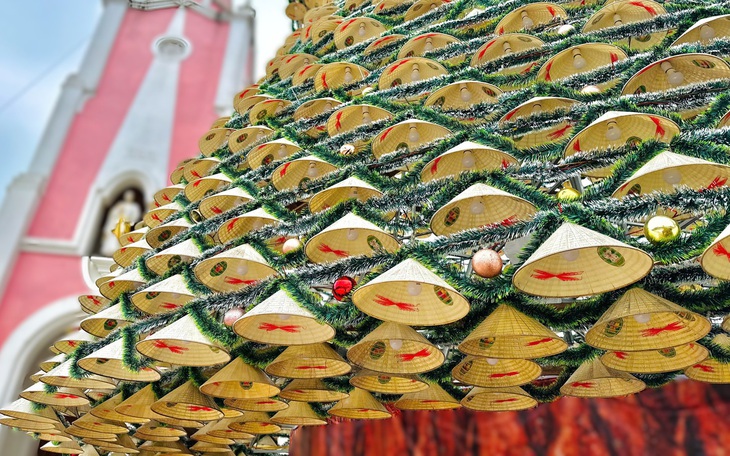 Sức mua hàng trang trí Giáng sinh giảm mạnh do ảnh hưởng mưa lũ - Ảnh 2.