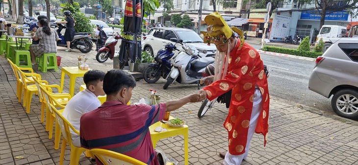 Xuống đường, hóa trang Thần Tài bán vé số thoát ế ở miền Tây - Ảnh 5.