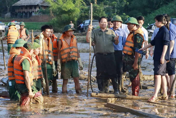 Bộ đội dầm bùn tìm kiếm thi thể nạn nhân Làng Nủ là ‘khoảnh khắc vàng’ năm nay - Ảnh 2.