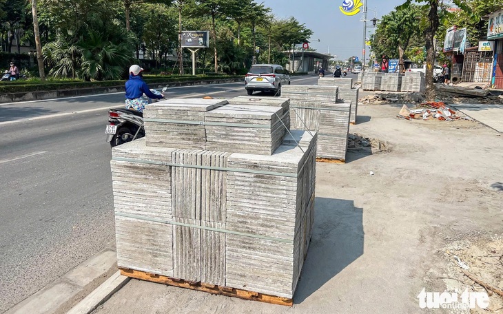 Vỉa hè đại lộ hơn 1.200 tỉ mới đưa vào sử dụng đã nứt toác, xuống cấp - Ảnh 6.