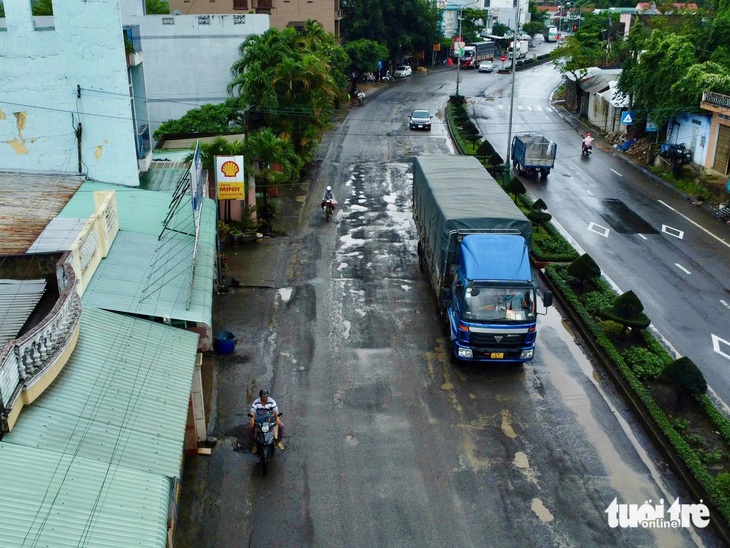 Tài xế vừa lái vừa run khi quốc lộ 1 qua Phú Yên đầy ổ gà, ổ voi - Ảnh 1.