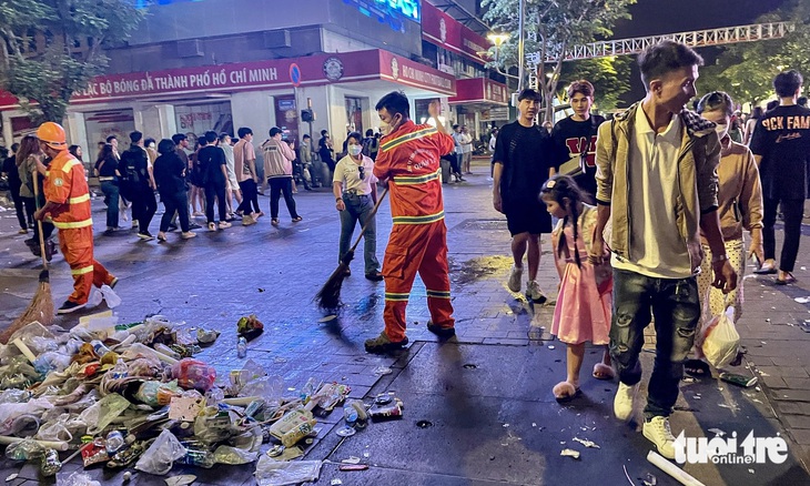 Hàng rong 'cơ động' ở phố đi bộ Nguyễn Huệ nên khó xử lý - Ảnh 1.